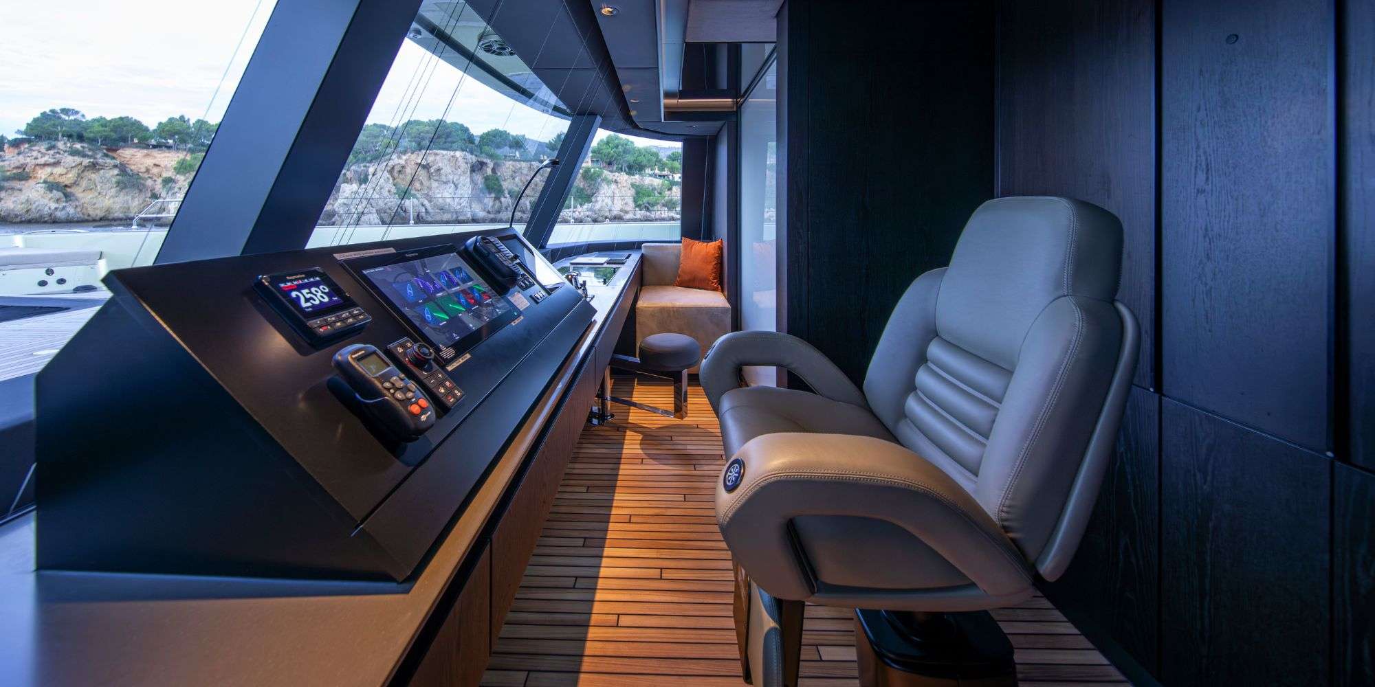 A-PLAN Sunreef 80 - cockpit