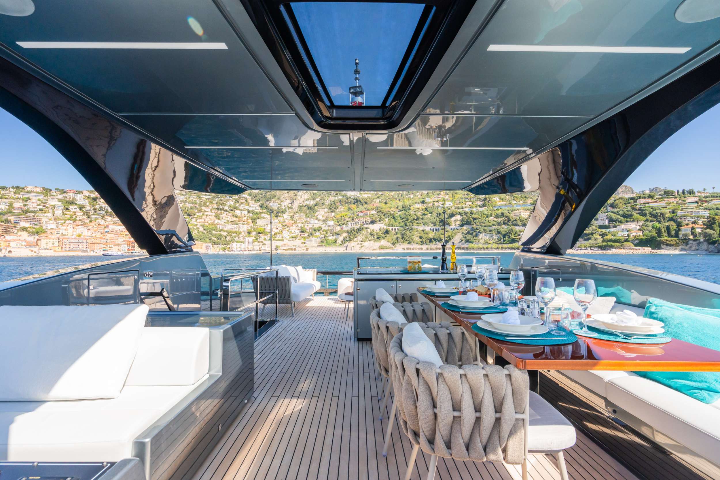 L'AS BLEU Riva Diva 82 - sundeck dining lounge