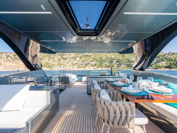 L'AS BLEU Riva Diva 82 - sundeck dining lounge L'AS BLEU Riva Diva 82 - sundeck dining lounge
