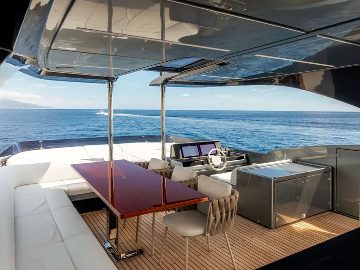 L'AS BLEU Riva Diva 82 - sundeck helm and dining lounge L'AS BLEU Riva Diva 82 - sundeck helm and dining lounge