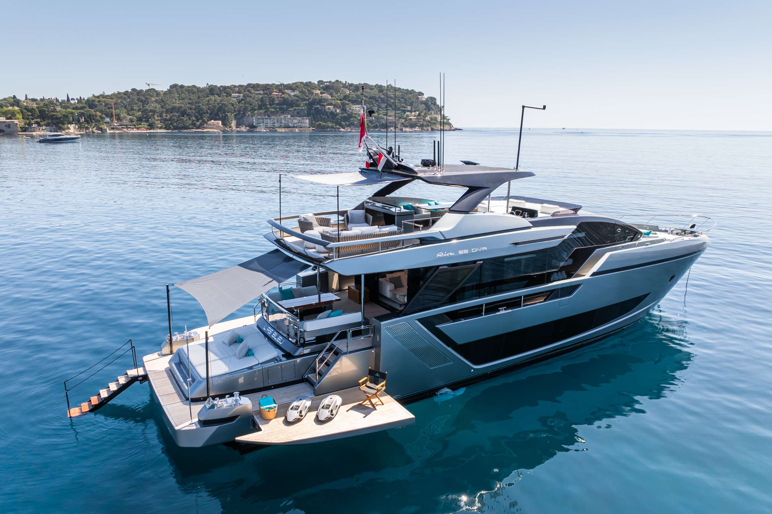L'AS BLEU Riva Diva 82 - anchored side profile
