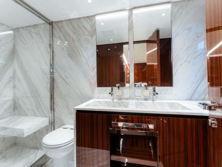 L'AS BLEU Riva Diva 82 - master cabin bathroom L'AS BLEU Riva Diva 82 - master cabin bathroom