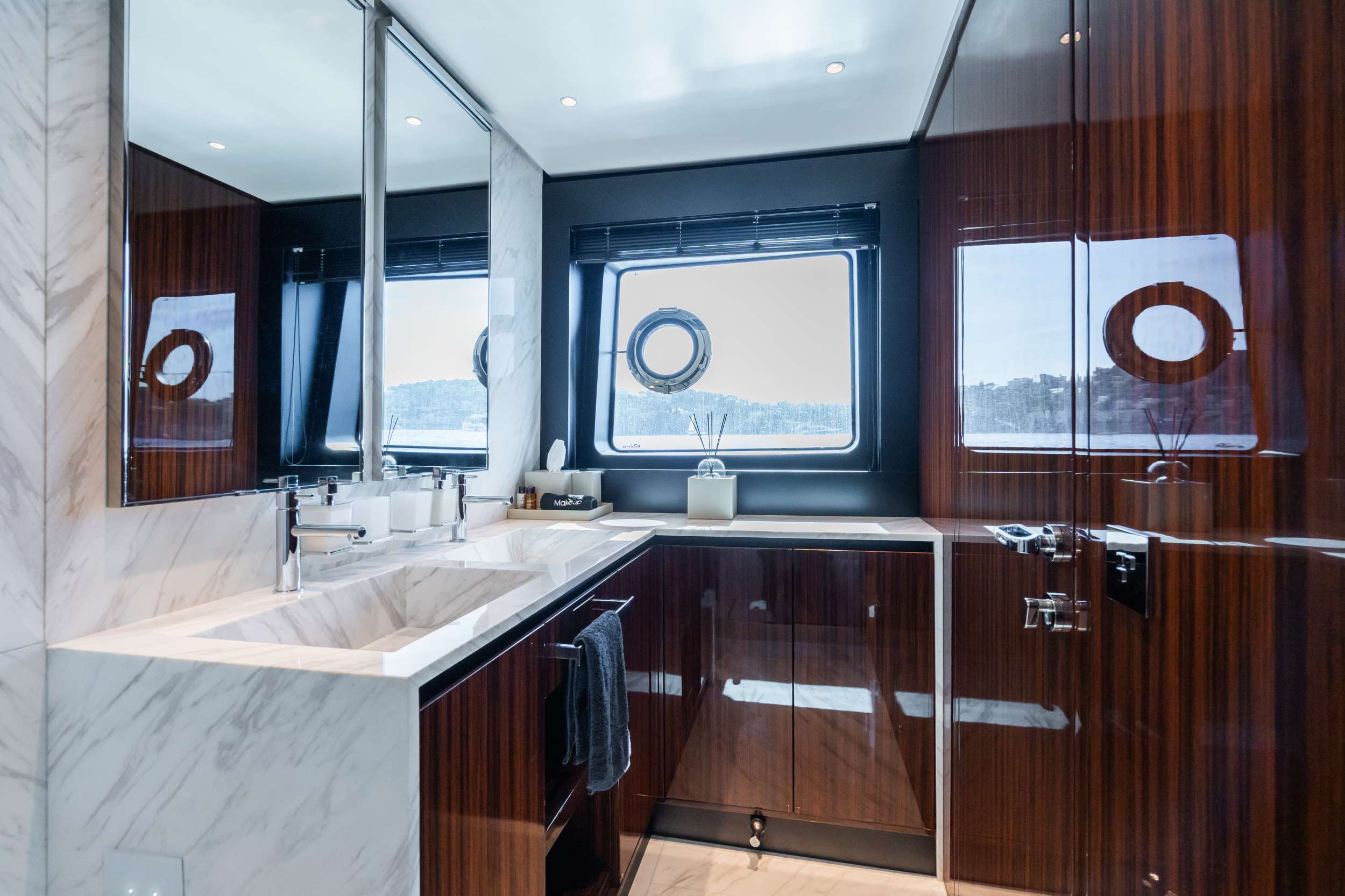 L'AS BLEU Riva Diva 82 - master cabin bathroom