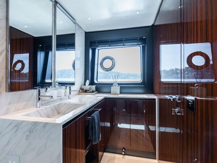 L'AS BLEU Riva Diva 82 - master cabin bathroom L'AS BLEU Riva Diva 82 - master cabin bathroom