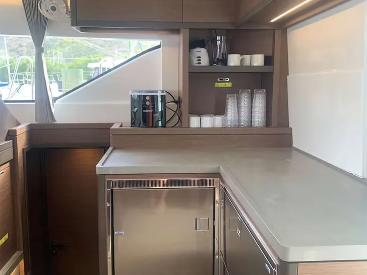 BIG BERTHA Lagoon 50 - Galley fridge BIG BERTHA Lagoon 50 - Galley fridge