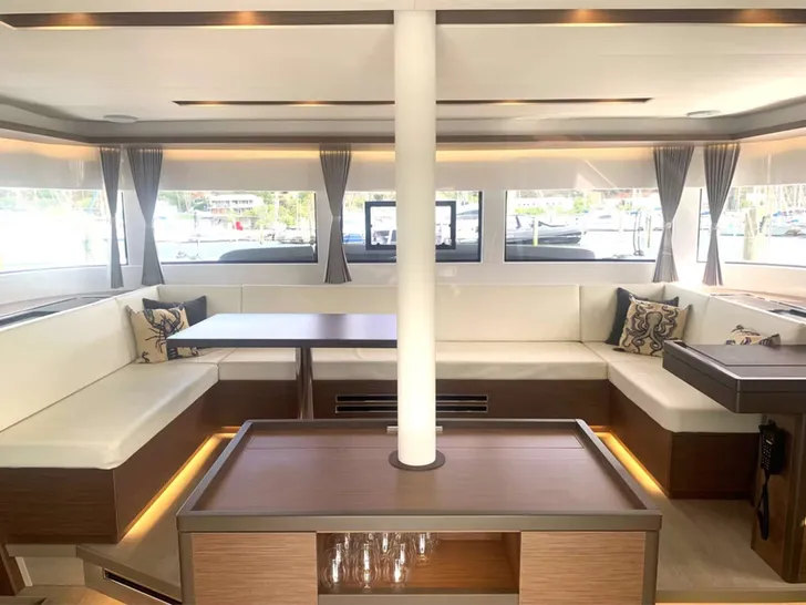 BIG BERTHA Lagoon 50 - Salon seating BIG BERTHA Lagoon 50 - Salon seating