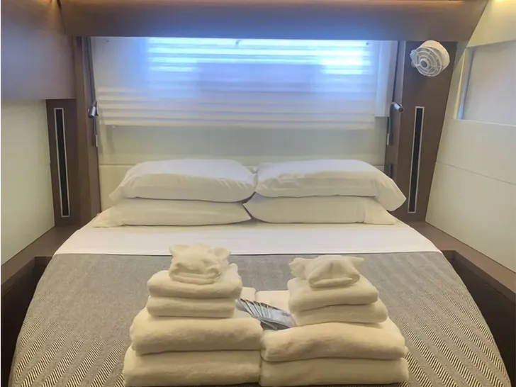 BIG BERTHA Lagoon 50 - Queen cabin bed BIG BERTHA Lagoon 50 - Queen cabin bed