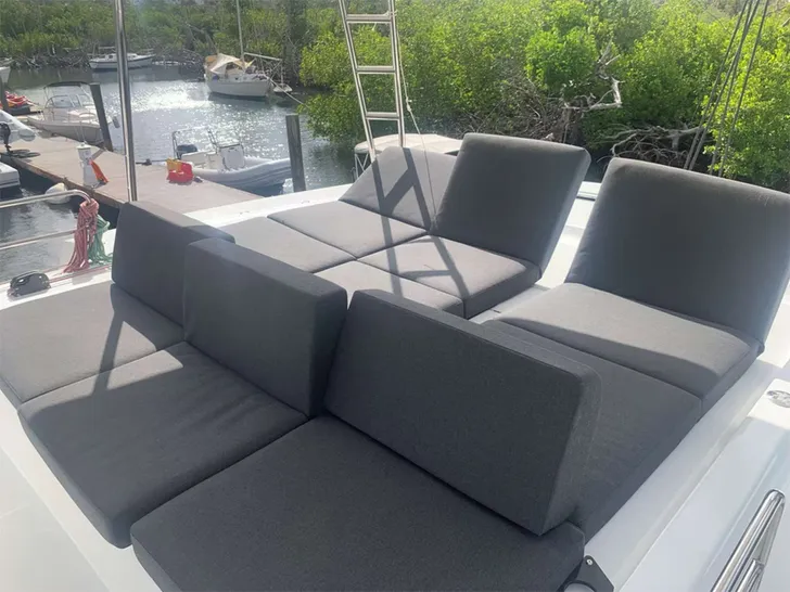 BIG BERTHA Lagoon 50 - Flybridge seating BIG BERTHA Lagoon 50 - Flybridge seating