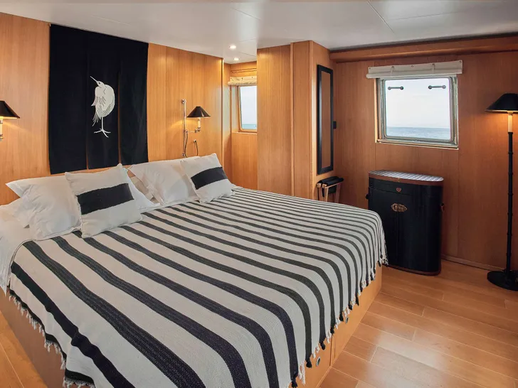 SOUNION II Benetti 103 - master cabin bed SOUNION II Benetti 103 - master cabin bed