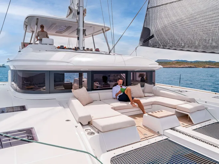 STAR LINK Lagoon 55 - foredeck lounge STAR LINK Lagoon 55 - foredeck lounge