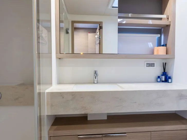 STAR LINK Lagoon 55 - double cabin bathroom STAR LINK Lagoon 55 - double cabin bathroom