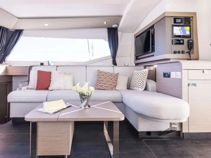 SECOND WIND Fountaine Pajot Isla 40 - saloon lounge SECOND WIND Fountaine Pajot Isla 40 - saloon lounge