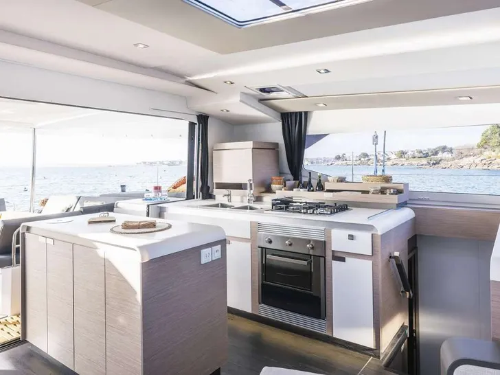 SECOND WIND Fountaine Pajot Isla 40 - galley SECOND WIND Fountaine Pajot Isla 40 - galley