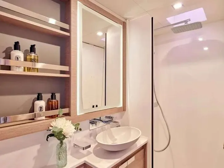 ENCORE Fountaine Pajot Alegria 67 - cabin 1 bathroom ENCORE Fountaine Pajot Alegria 67 - cabin 1 bathroom
