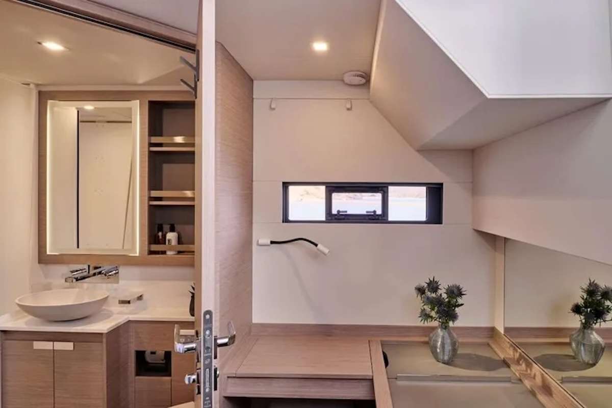 ENCORE Fountaine Pajot Alegria 67 - cabin 2 bathroom