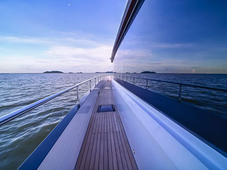 EVITA Nauticks N62 - side walkway EVITA Nauticks N62 - side walkway