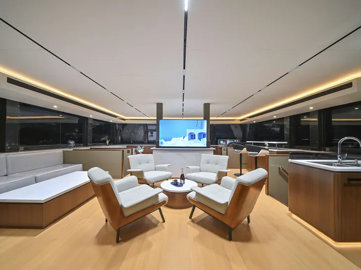 EVITA Nauticks N62 - saloon TV lounge EVITA Nauticks N62 - saloon TV lounge