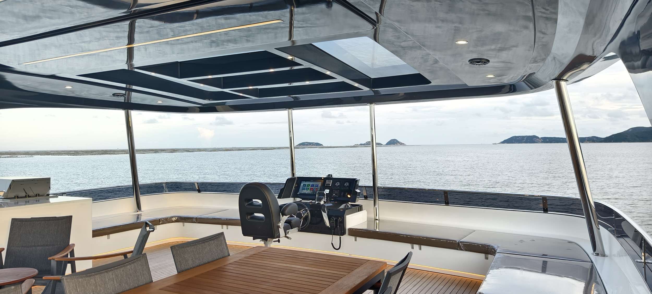 EVITA Nauticks N62 - flybridge helm and dining area