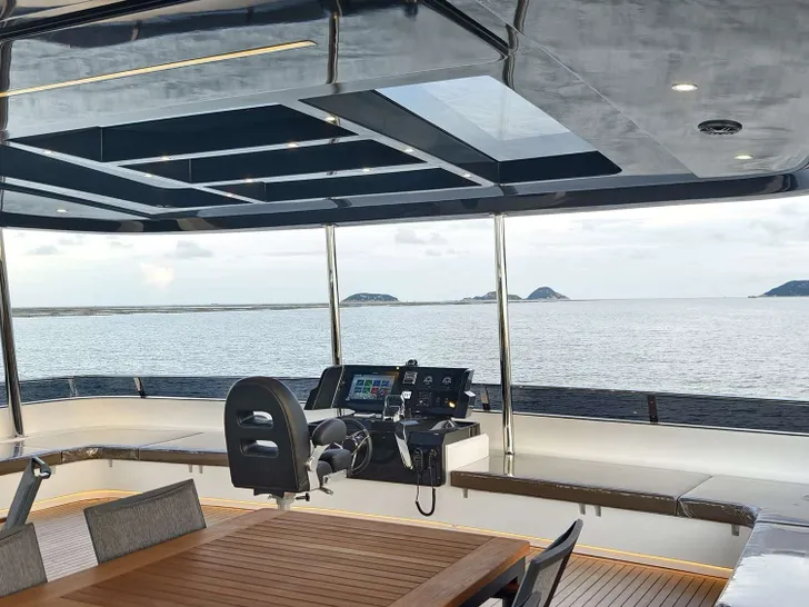 EVITA Nauticks N62 - flybridge helm and dining area EVITA Nauticks N62 - flybridge helm and dining area