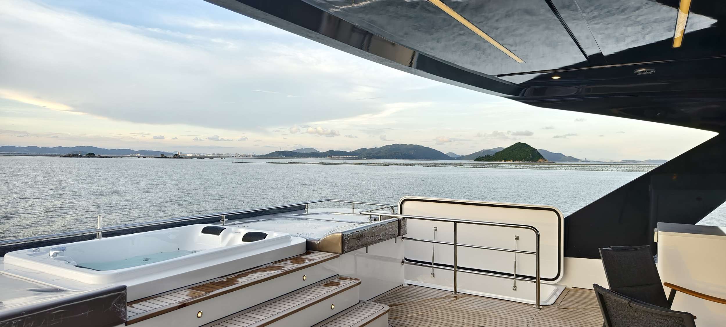 EVITA Nauticks N62 - flybridge aft jacuzzi