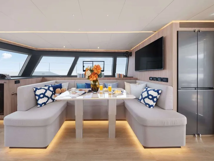 ANDARE OLTRE Heysea 60 - saloon lounge ANDARE OLTRE Heysea 60 - saloon lounge