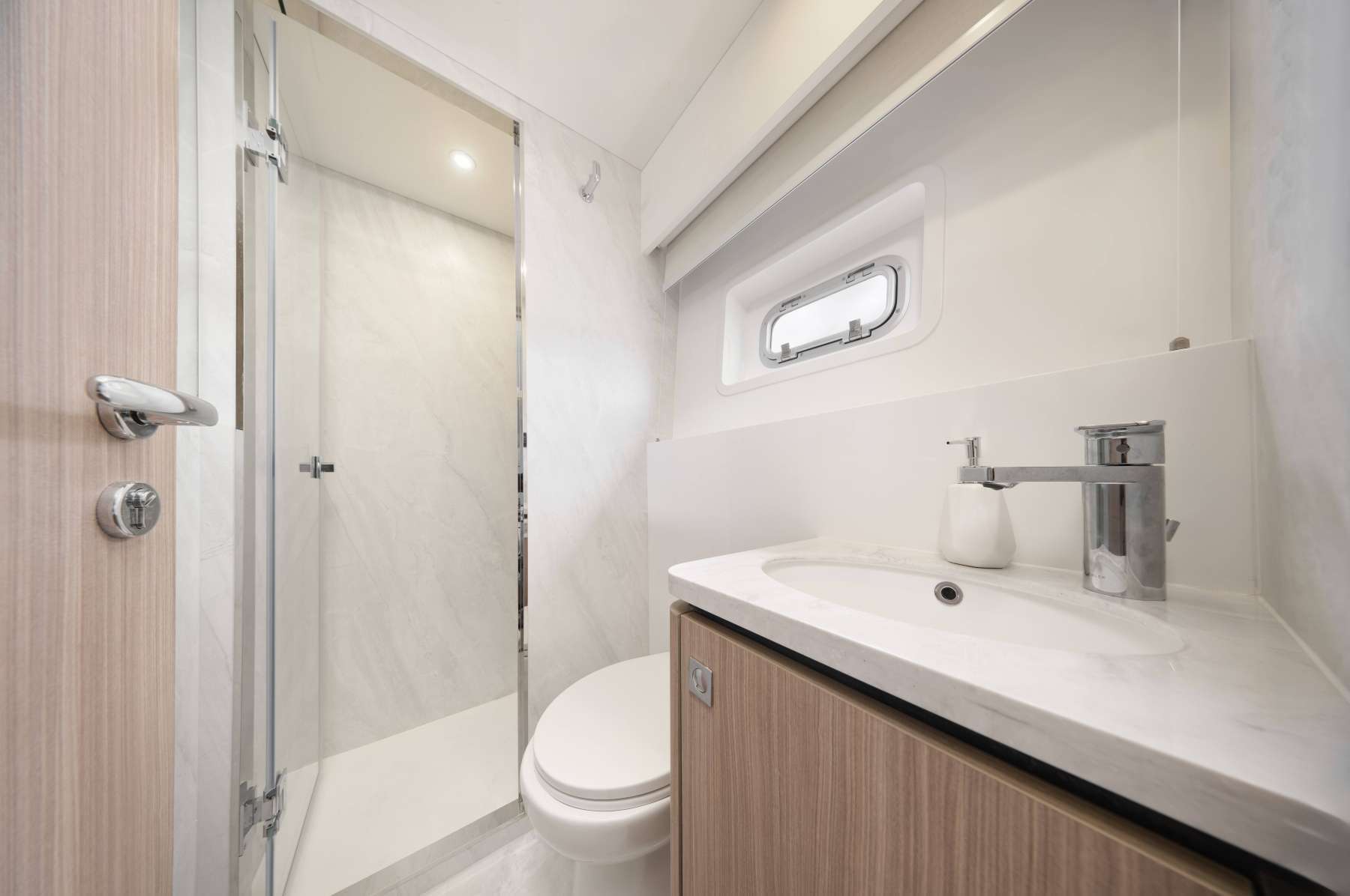 ANDARE OLTRE Heysea 60 - cabin 1 bathroom