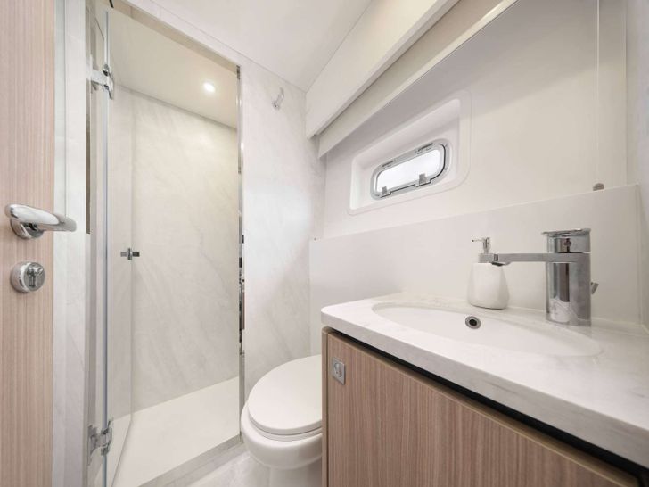 ANDARE OLTRE Heysea 60 - cabin 1 bathroom ANDARE OLTRE Heysea 60 - cabin 1 bathroom