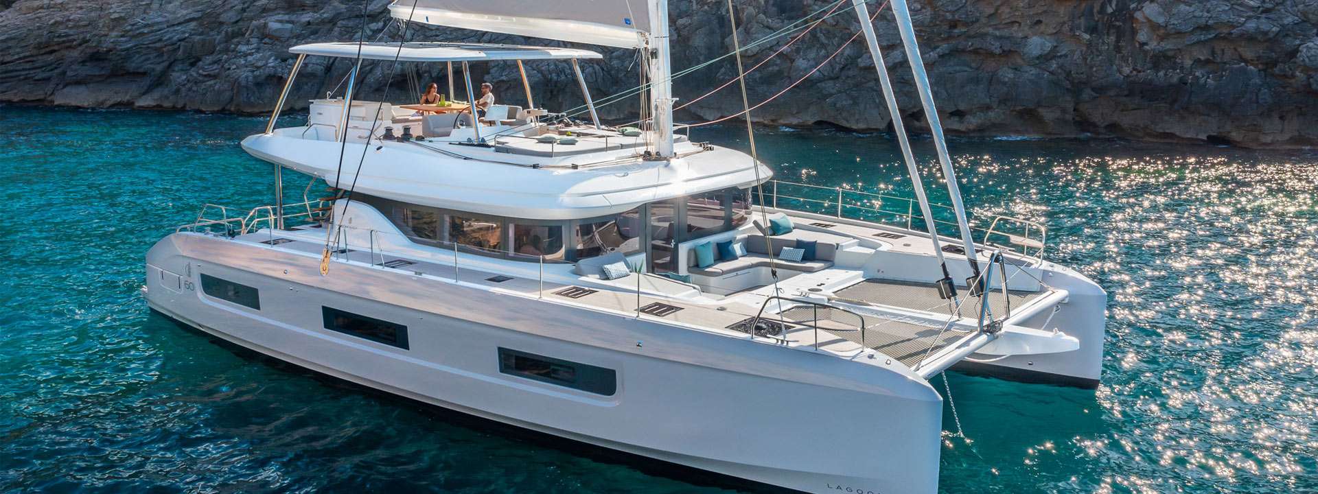 VELA BIANCA Lagoon 60 - side profile