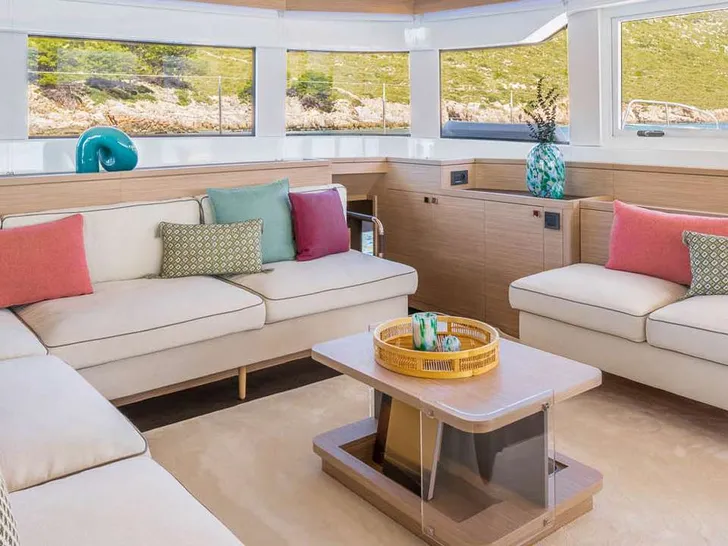 VELA BIANCA Lagoon 60 - saloon lounge VELA BIANCA Lagoon 60 - saloon lounge