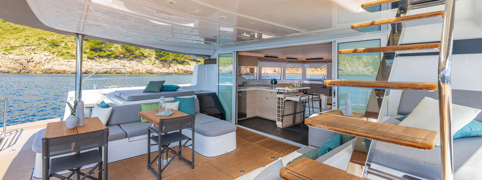 VELA BIANCA Lagoon 60 - aft deck and saloon seamless access