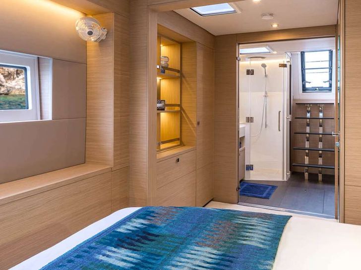 VELA BIANCA Lagoon 60 - master cabin bed and bathroom VELA BIANCA Lagoon 60 - master cabin bed and bathroom