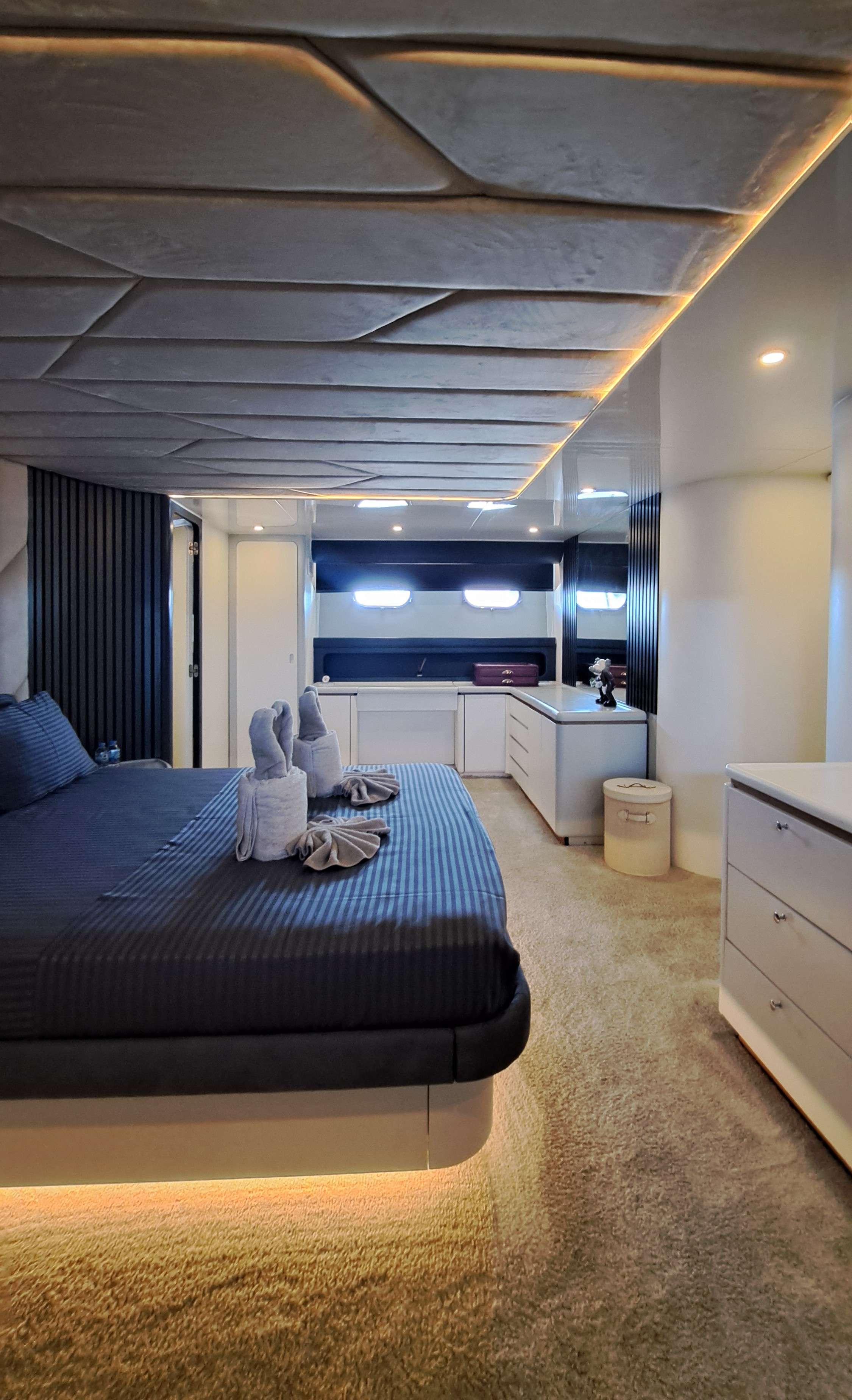 GULSAH Baglietto 36m - master cabin bed and vanity area