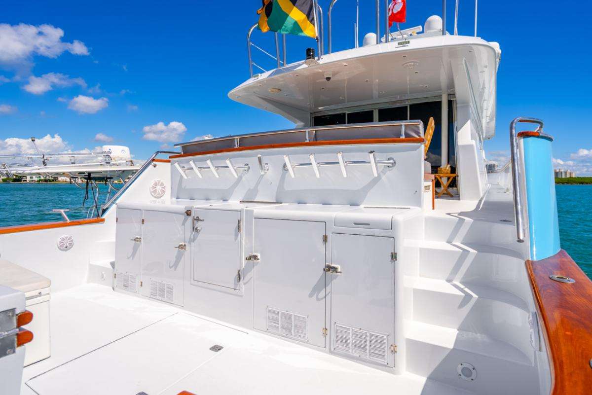 AZURE Maiora 26 - aft deck platform