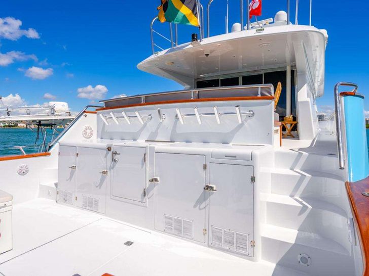 AZURE Maiora 26 - aft deck platform AZURE Maiora 26 - aft deck platform