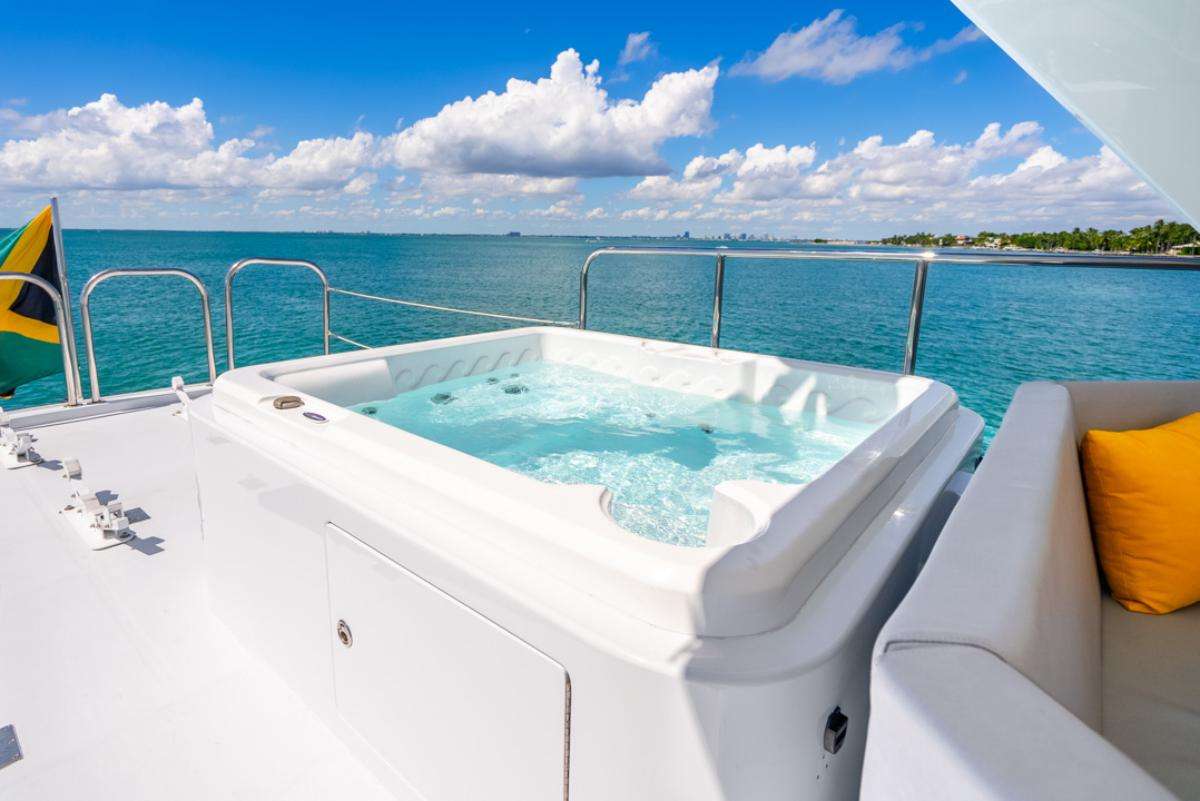 AZURE Maiora 26 - flybridge jacuzzi