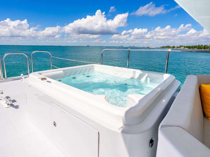 AZURE Maiora 26 - flybridge jacuzzi AZURE Maiora 26 - flybridge jacuzzi