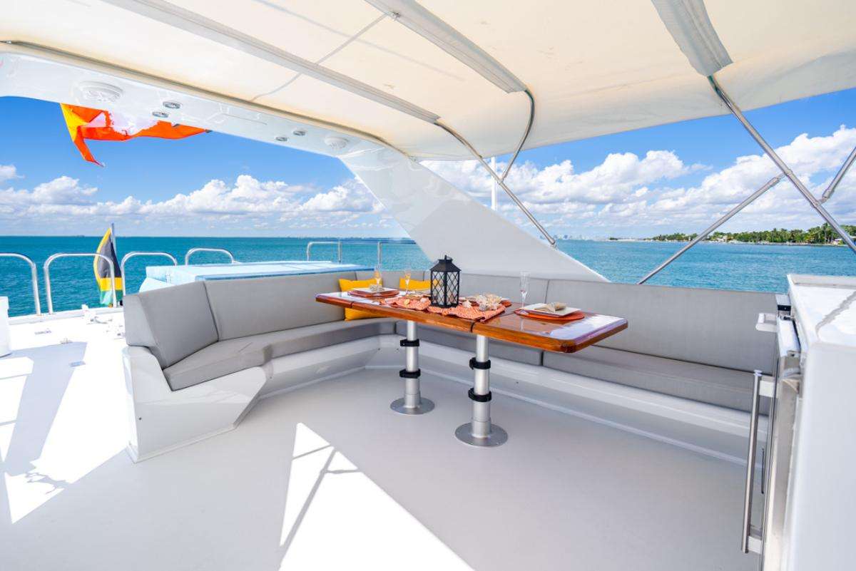 AZURE Maiora 26 - flybridge lounge