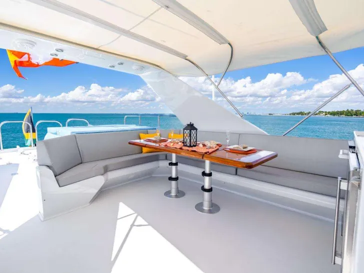 AZURE Maiora 26 - flybridge lounge AZURE Maiora 26 - flybridge lounge