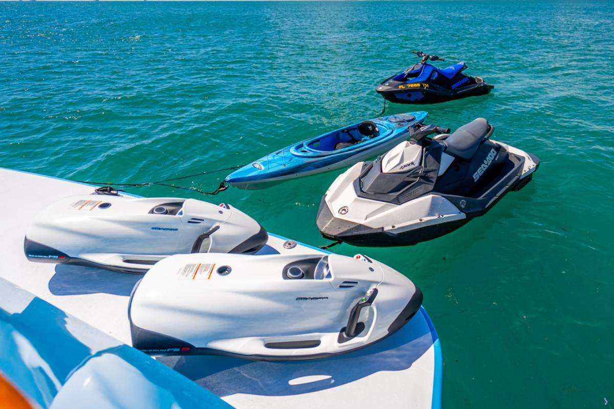 AZURE Maiora 26 - water toys