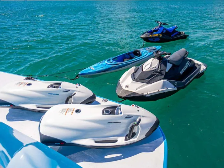 AZURE Maiora 26 - water toys AZURE Maiora 26 - water toys