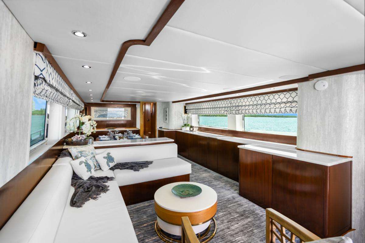 AZURE Maiora 26 - saloon