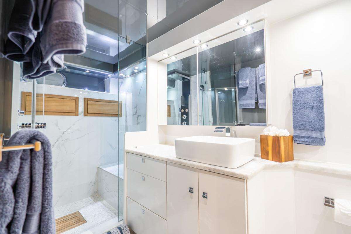 AZURE Maiora 26 - master cabin bathroom