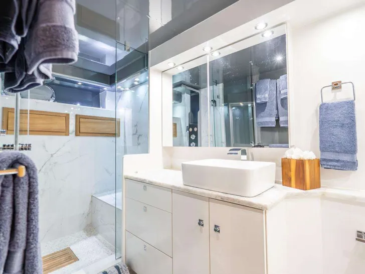 AZURE Maiora 26 - master cabin bathroom AZURE Maiora 26 - master cabin bathroom