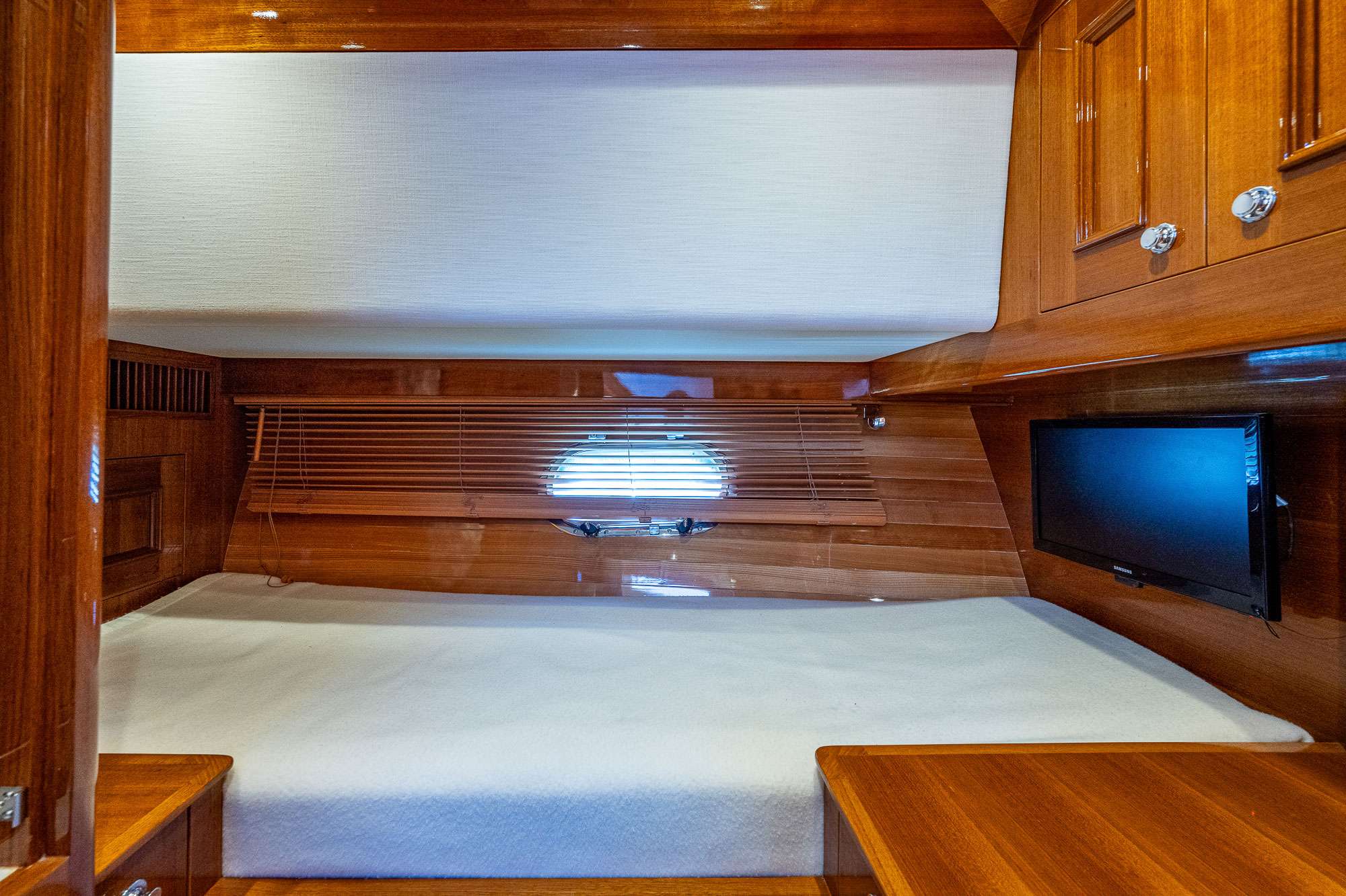 Charter Yacht MAGIC TUTCH - Hinckley Hunt Ocean 80 - 4 Cabins - Nassau - Exumas - Bahamas