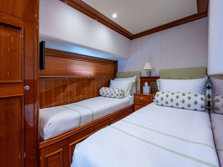 MAGIC TUTCH Hinckley Hunt Ocean 80 - twin cabin MAGIC TUTCH Hinckley Hunt Ocean 80 - twin cabin