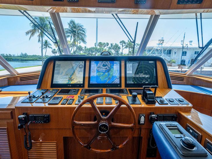 MAGIC TUTCH Hinckley Hunt Ocean 80 - cockpit MAGIC TUTCH Hinckley Hunt Ocean 80 - cockpit