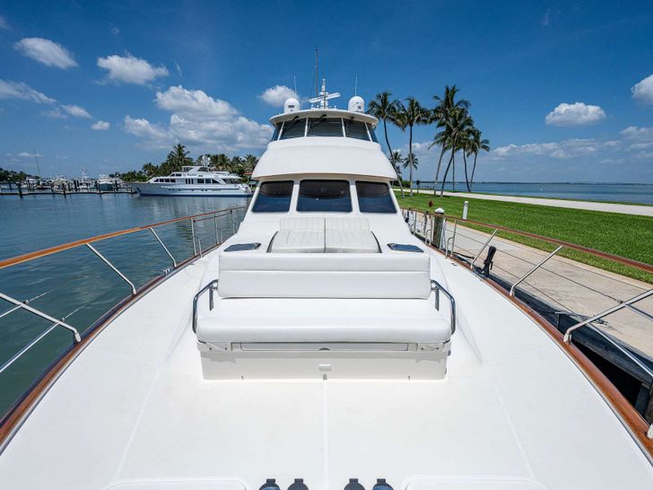 MAGIC TUTCH Hinckley Hunt Ocean 80 - foredeck MAGIC TUTCH Hinckley Hunt Ocean 80 - foredeck