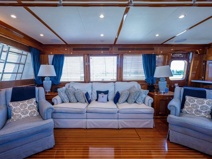 MAGIC TUTCH Hinckley Hunt Ocean 80 - saloon couch MAGIC TUTCH Hinckley Hunt Ocean 80 - saloon couch