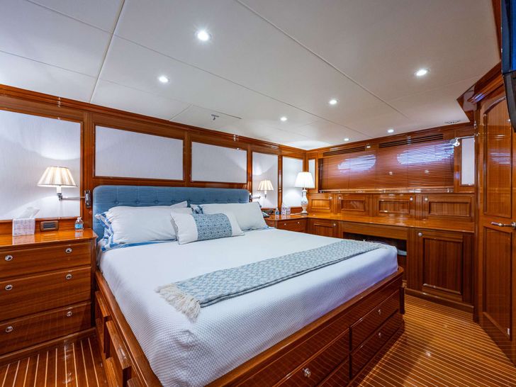 MAGIC TUTCH Hinckley Hunt Ocean 80 - master cabin MAGIC TUTCH Hinckley Hunt Ocean 80 - master cabin