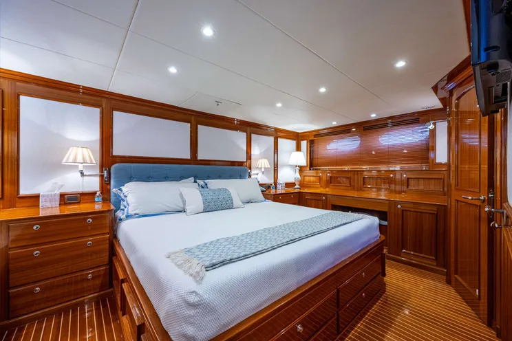 Charter Yacht MAGIC TUTCH - Hinckley Hunt Ocean 80 - 4 Cabins - Nassau - Exumas - Bahamas